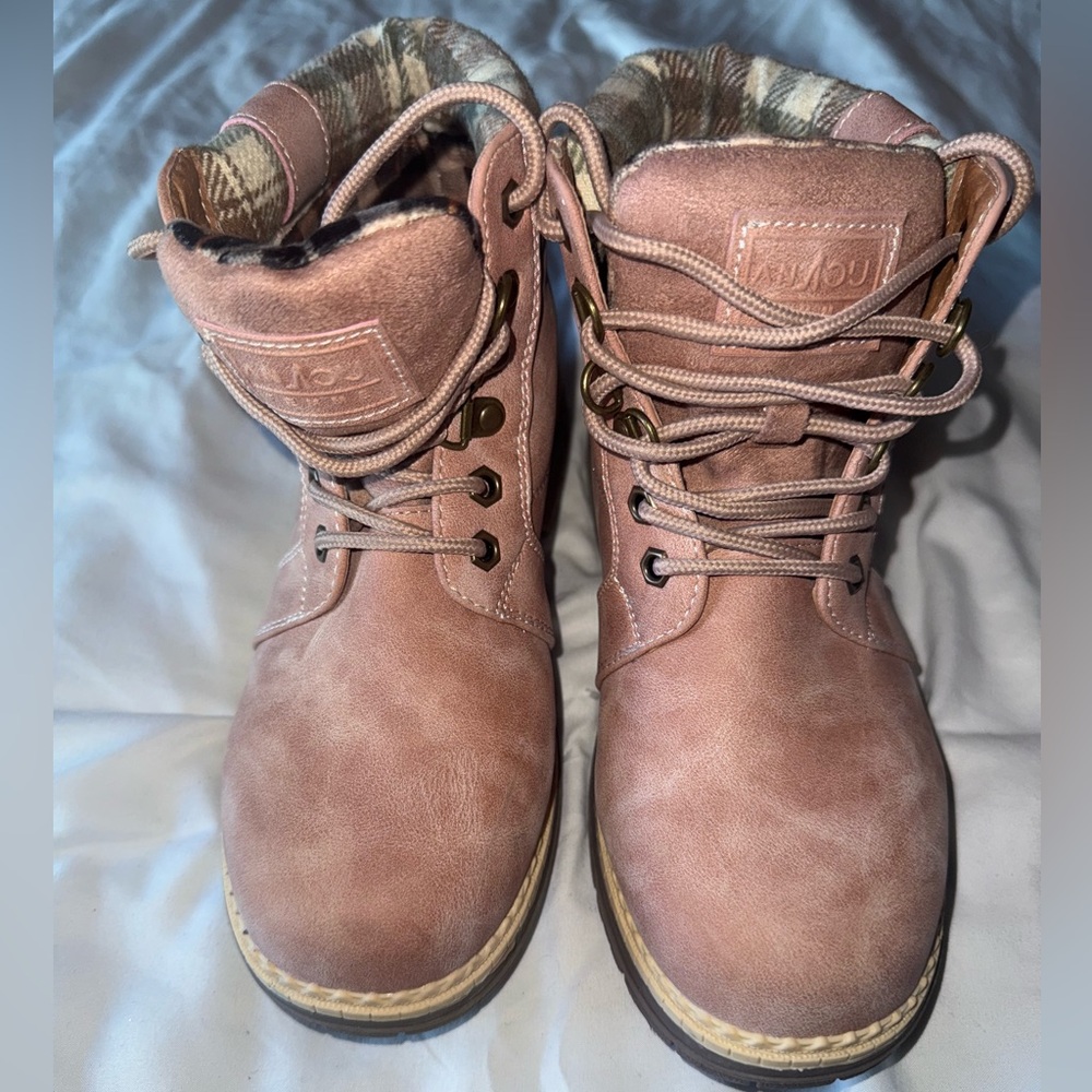 women's boots size 7 light beige used in good condition